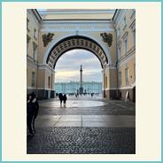 На фото Дворцовая площадь, Санкт-Петербург