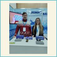 На фото Екатерина Климова и Гоюнов Михаил на фоне выставочного стенда компании